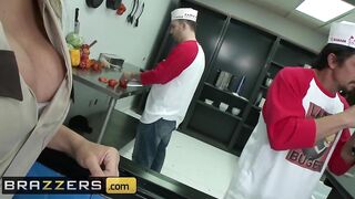 Brazzers - Bombshell Cop Tyler Faith is looking for more than a Hotdog