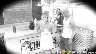 Brazzers - Kagney Linn Karter Loves Serving Burgers and Blowing Huge Penis