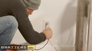 Brazzers - Turned On Step Milf Holly Hotwife goes down on her new Step Son