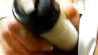 Deutsche Blondine masturbiert mit Dildo
