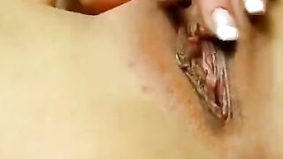 Deutsche Blondine masturbiert mit Dildo