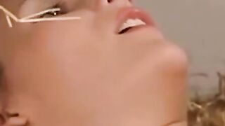 Deutsche Schönheit liebt Hardcore-Sex auf dem Heu