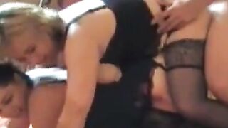 Deutscher Amateur-Dreier mit einer MILF-Nachbarin