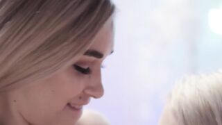 TS Gracie Jane pummels Delilah Days pussy with her fat cock
