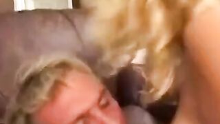 Blond MILF gungar med en stor kuk Svensk Stud