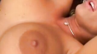 Blond MILF gungar med en stor kuk Svensk Stud