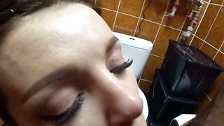 Deutscher Teenie-Amateur-Blowjob auf der Personaltoilette