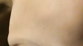 Deutsche Amateurin mit großen Titten gibt einen privaten Blowjob