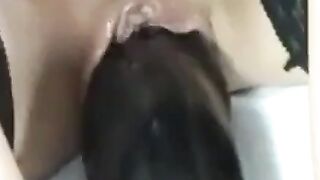 Deutsche Amateurin mit großen Titten reitet auf einem XXL-Dildo