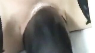 Deutsche Amateurin mit großen Titten reitet auf einem XXL-Dildo