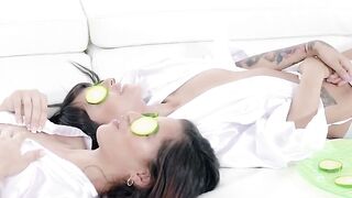 Kitty Carrera and Sofie Reyez slammed by massage therapist