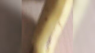 Deutsche Amateurin steckt sich eine Banane in den Arsch