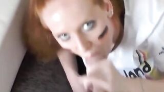 Facialisierte deutsche rothaarige BBW-Amateurin im Fußballtrikot