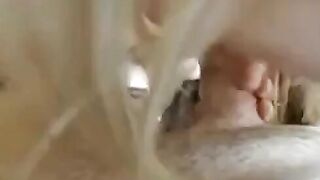 Deutsche Amateurfrau gibt einen Blowjob