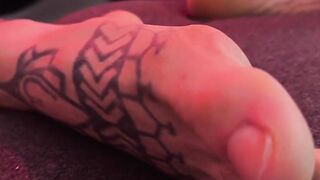 Bulky Savio flaunts gorgeous feet while stroking cock