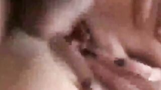 Deutsches Luder mit großem Arsch Blowjob in öffentlicher Umkleidekabine