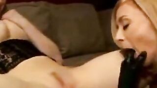 Milf Teaching Amateur Pussy Eating in Close-Up Video Hoe 2