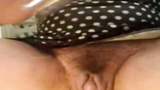 Mature Amateur Masturbates on Webcam