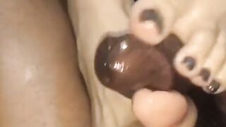Black Amateur's Pretty Toes Footjob