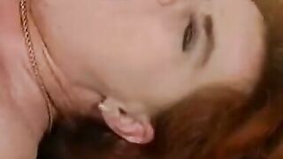 Deutsche MILF mit großen Titten nimmt es mit Riesenschwanz auf