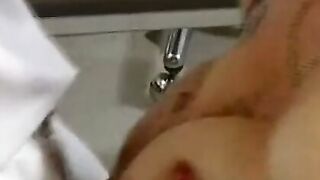 Deutsche MILF mit großen Titten nimmt es mit Riesenschwanz auf