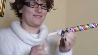 Heiße deutsche MILF bringt sich selbst zum Kommen!
