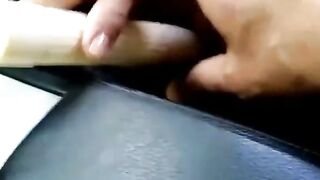 Mature française baise en voiture avec un gros clitoris