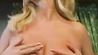 Svensk tant med blont hår fingrar själv efter att ha tvättat