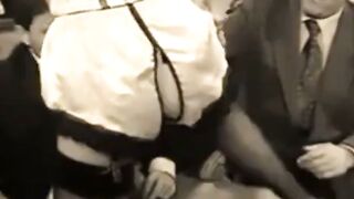 Harter Analsex mit deutscher Mutter in Nylonstrümpfen (Vintage-Gruppensex)