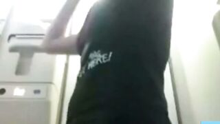 Ragazza si tocca nel bagno dell'aereo mentre viaggia