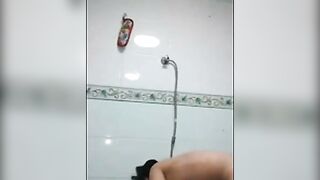 Indian Girl Masturbates on Webcam After Bath