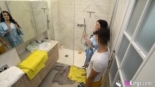 Vulgar teenagers seduces the plumber and sends us the sex tape ;-D