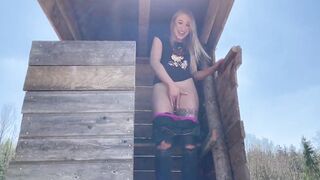 Freaky 18 loves to pissing and gets caught
