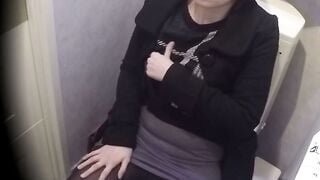 Office worker sneaks into bathroom and makes herself squirt