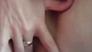 Amateur Webcam Girl Masturbates Her Wet Pussy