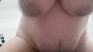 Big-Titted MILF Orgasms on Webcam Rubbing Soft Blanket