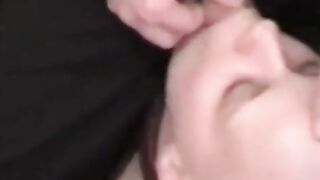 Deutsche Amateur-MILF im Bondage: Blowjob für kleinen Schwanz