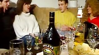 Big-titted svenska Tinas Striptease