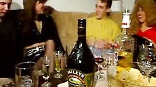 Big-titted svenska Tinas Striptease