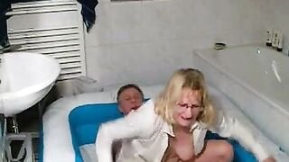 Oma-Orgie im Pool