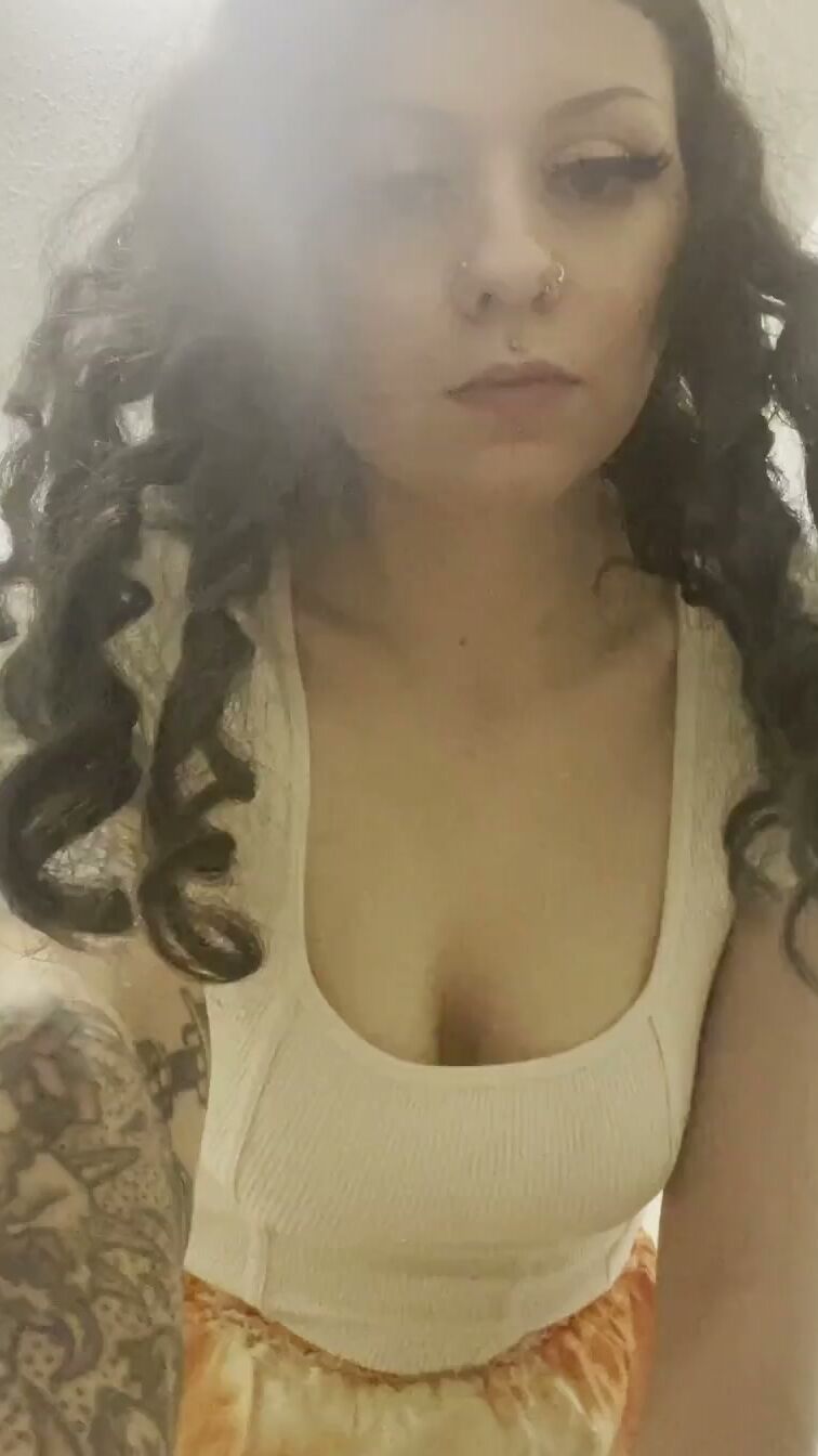 Goth Brunette Babe Twerking Solo For You