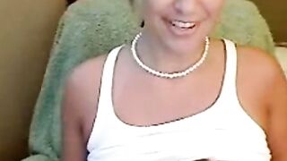 Sexy Amateur MILF Solo Pussy Play on Webcam