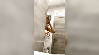 Rita Fox washes and masturbates her snatch inside the shower