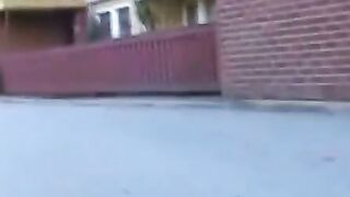 Svensk amatör ger ansiktsbehandling åt äldre man