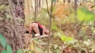 Fremder erwischt und fickt mich im Wald Hoe 2