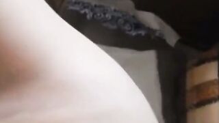 Deutsche Oma mit großen natürlichen Brüsten masturbiert