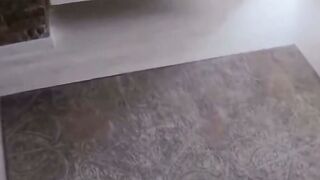 Stiefsohn fesselt seine Stiefmutter mit Handschellen