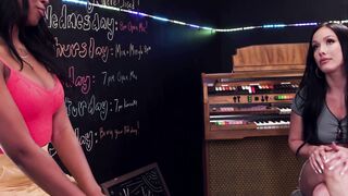 Lala Ivey & Jennifer White: Ebony Teen strapon fun with MILF