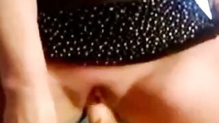 Solo Webcam Close-Up: Amateur Babe Masturbates with a Sex Toy