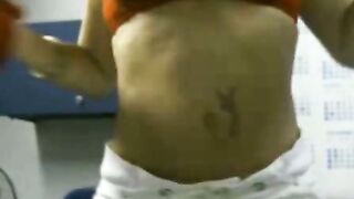 Madura se quita la ropa en su oficina